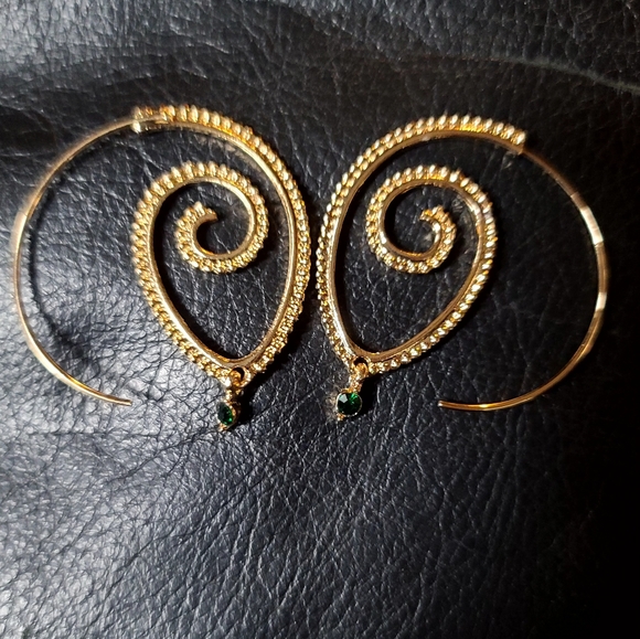 gold version of tribal hoop w/green Crystal earrings - Picture 5 of 6